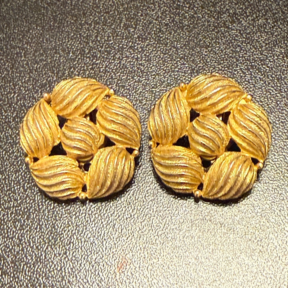 Lisner Vintage Gold Tone Round Clip-On‎ Earrings - Signed Fashion Jewelry
